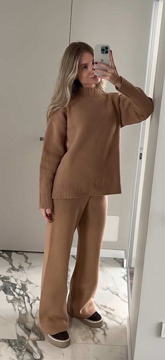 Стильний теплий костюм