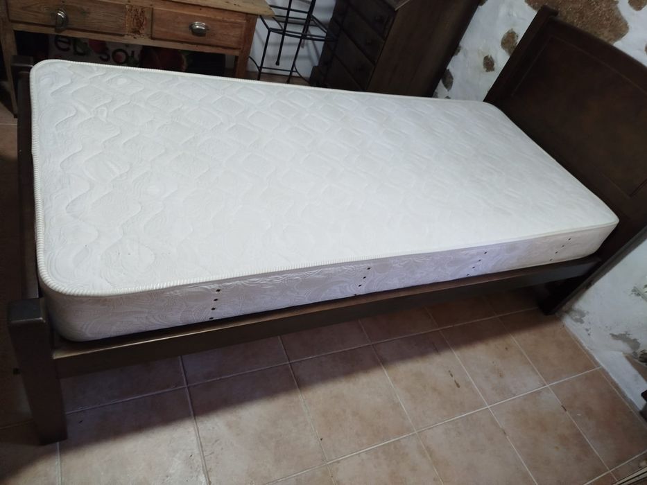 Cama solteiro em excelente  estado