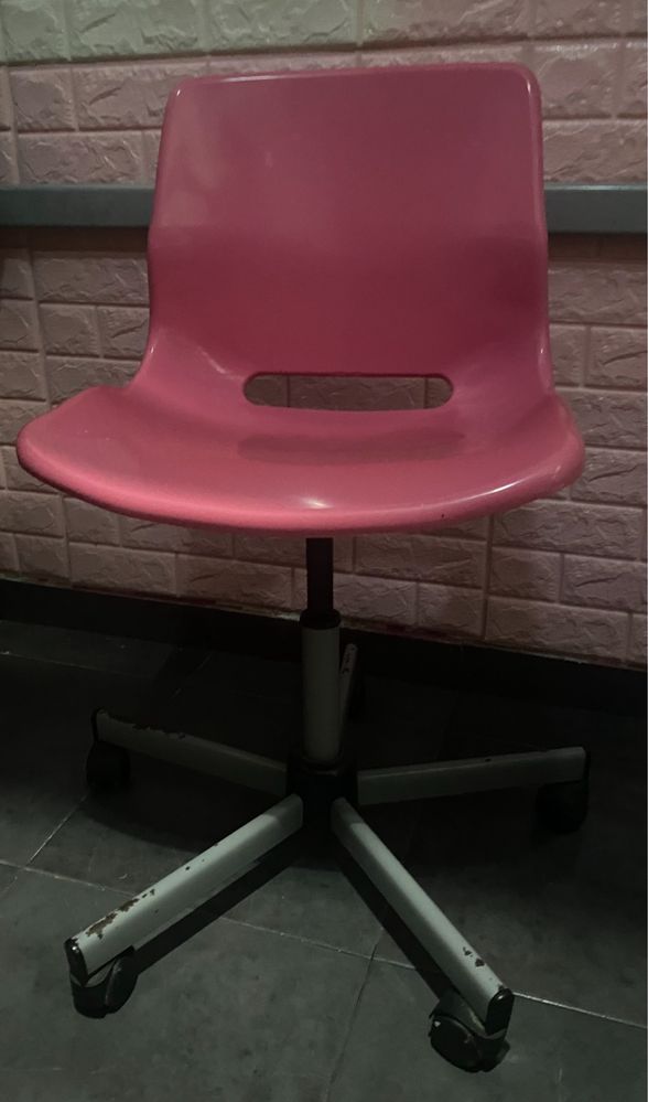 Cadeira rosa, usada
