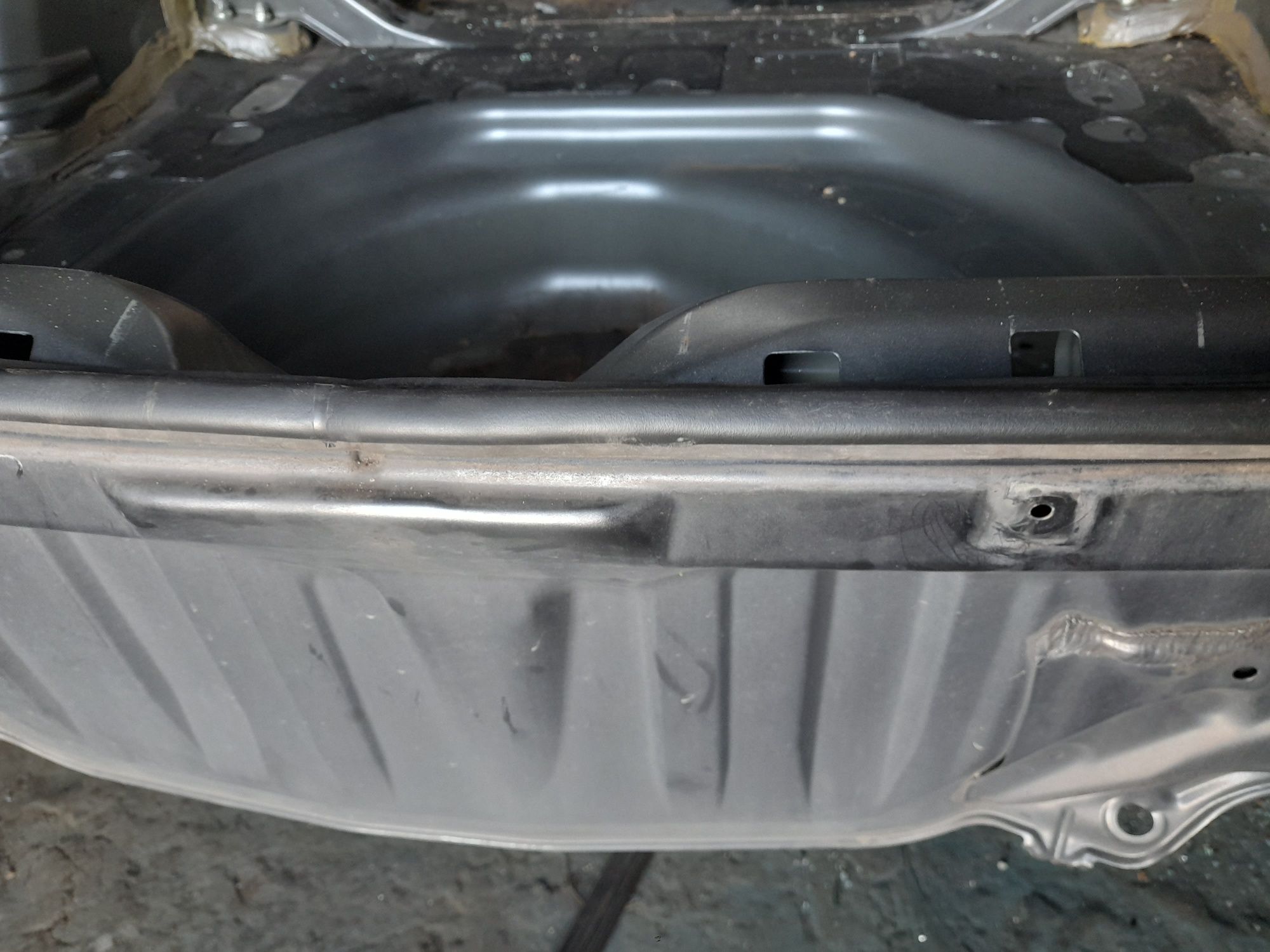 Крышка багажника седан авенсис avensis 06 год 1.8 автомат четверть куз