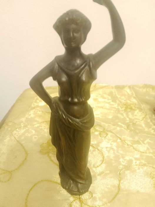 Figurka rzeźba kobiety