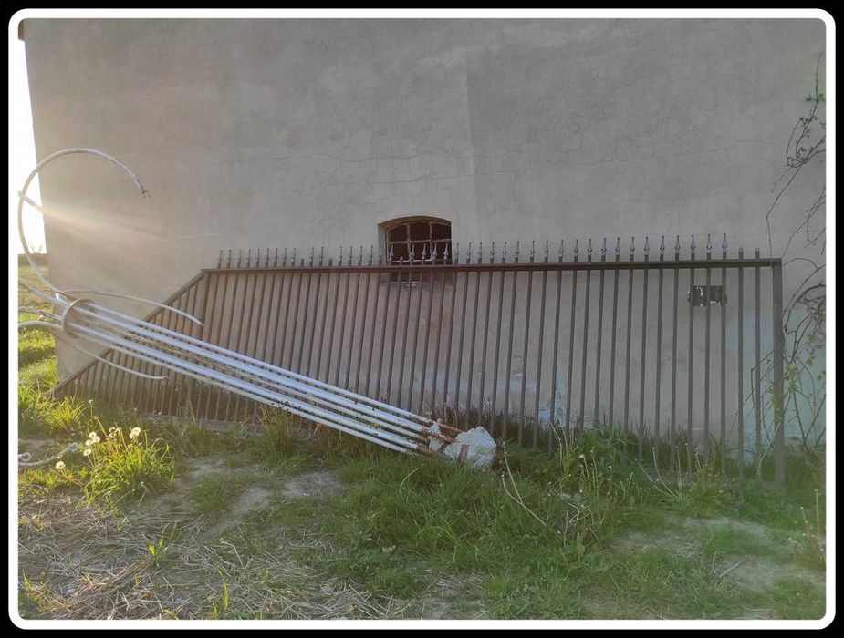 Wysoki metalowy kwietnik stojak na kwiaty