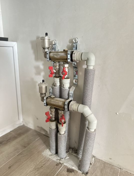 Таун з ремонтом в оточені сосен та швидким виїздом до Києва, 1,5 сотки