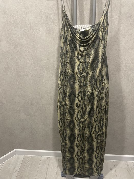 Вечірня силуетна сукня