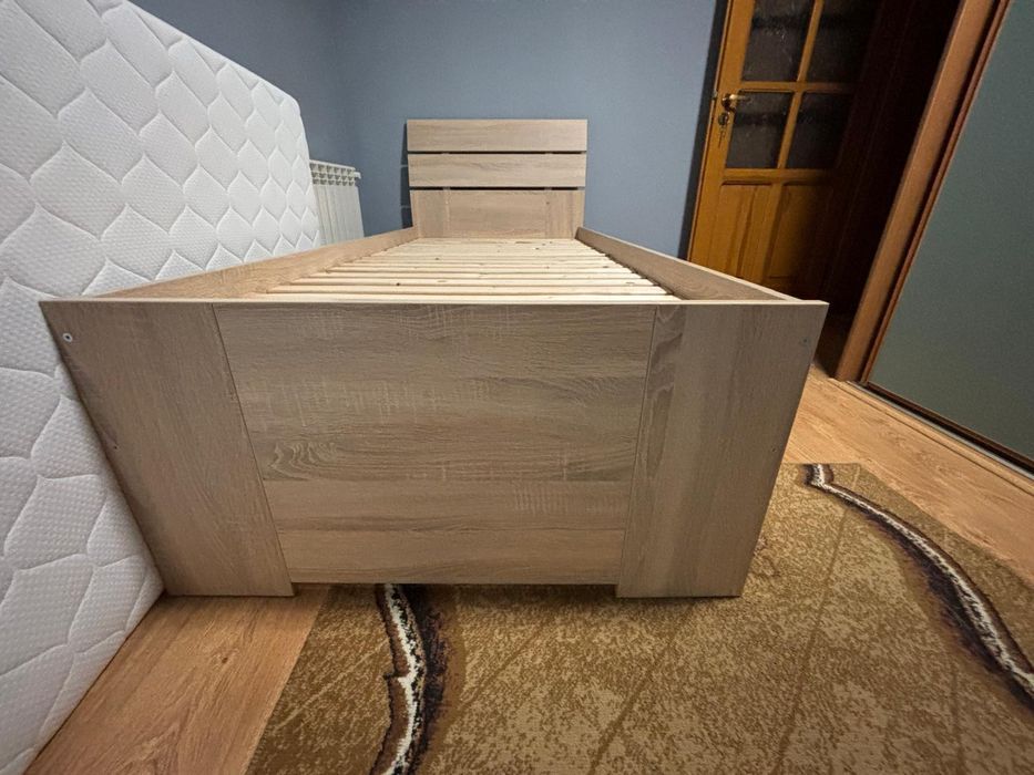 Łóżko z materacem