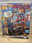Трек Hot Wheels Мега Гараж Атака Дракона HKX48 + 2 машинки HKX48