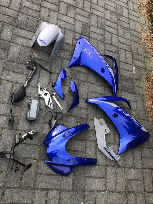 Yamaha YZF 125 bok kierownica tył  licznik czasza błotnik