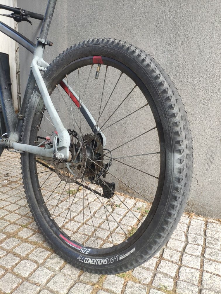 Bicicleta preta.