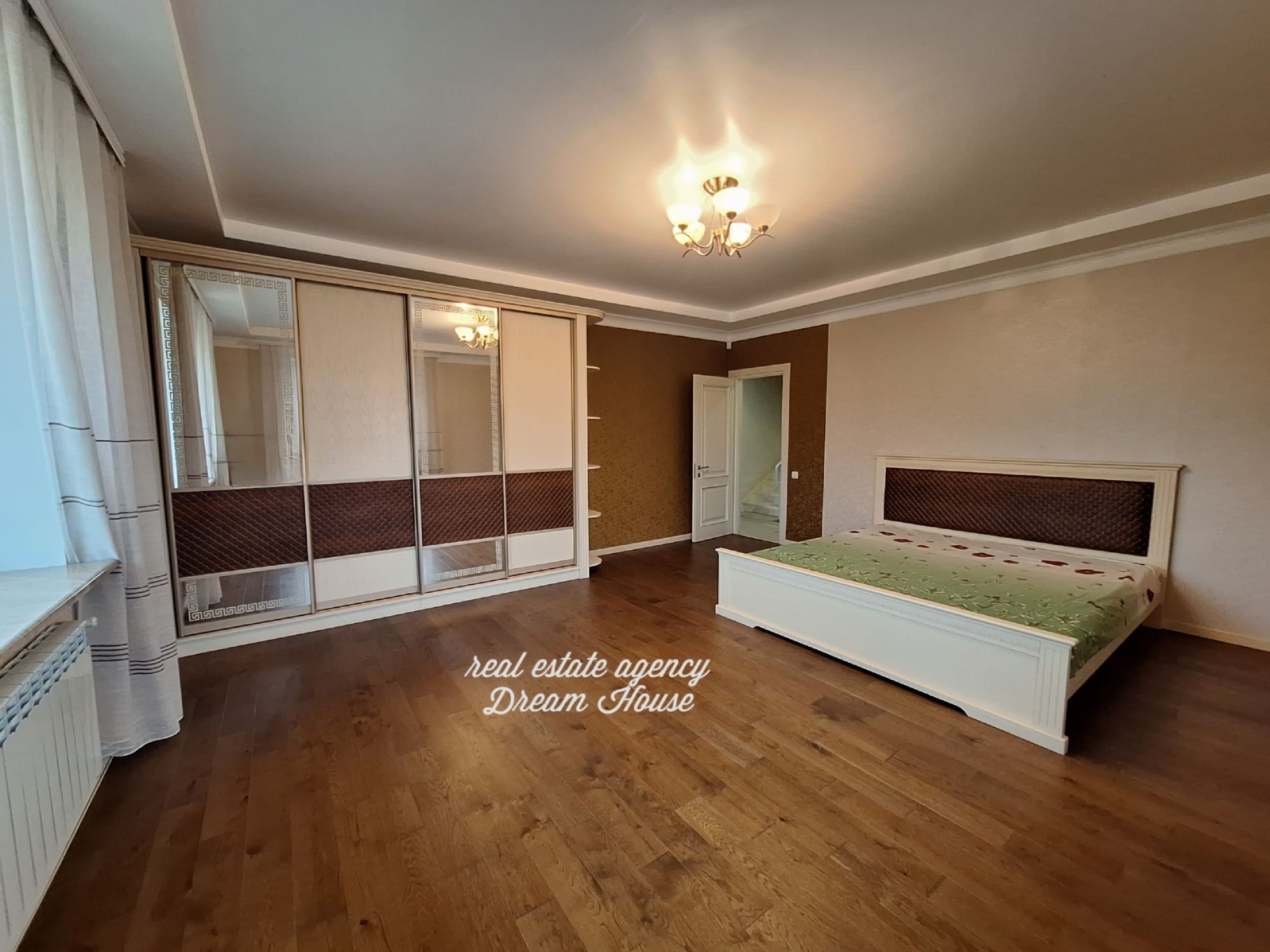 Будинок 300м з гаражом + 1.5 га землі +озеро Бориспіль