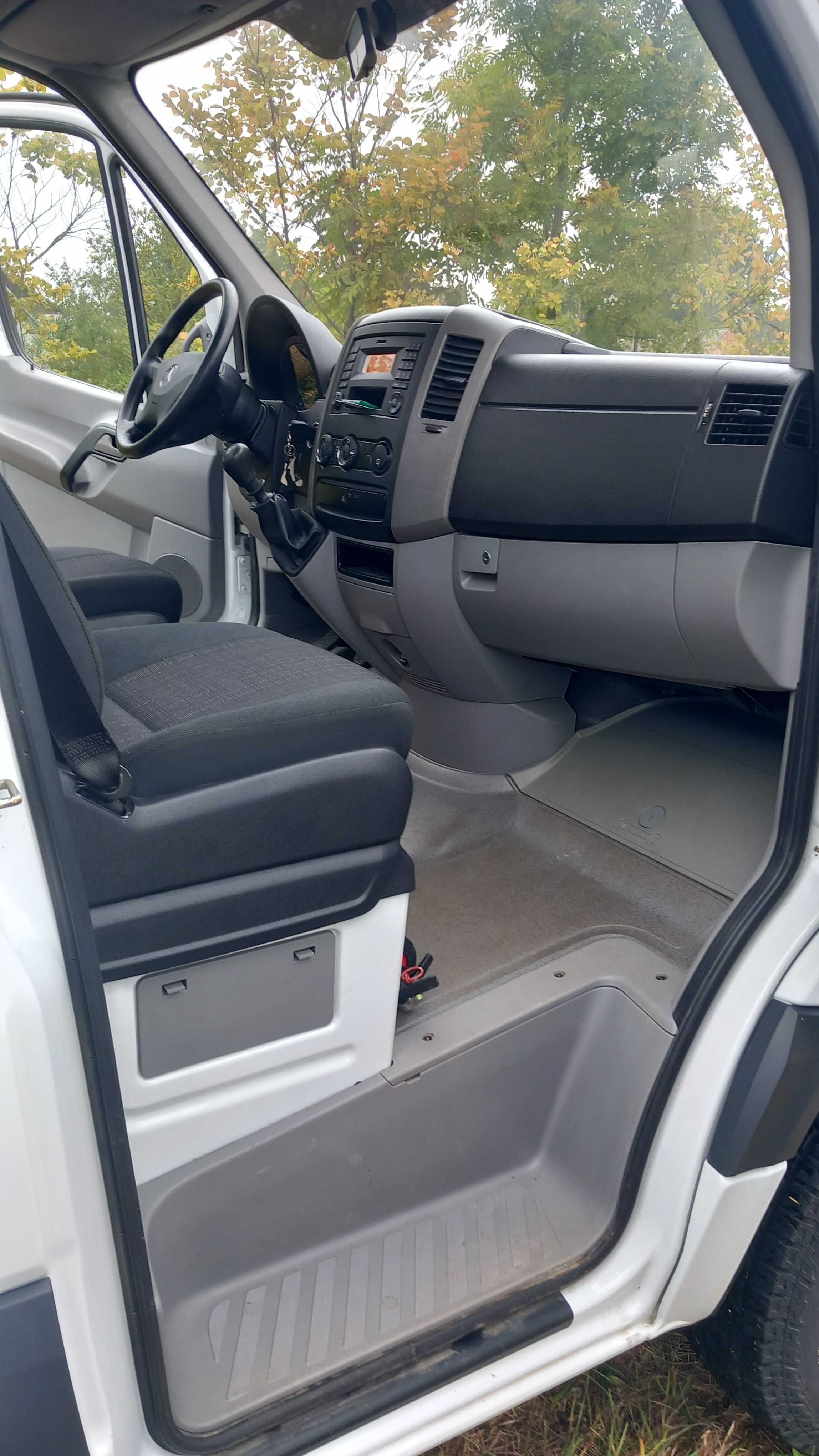 Podnośnik koszowy na podwoziu Mercedes Sprinter