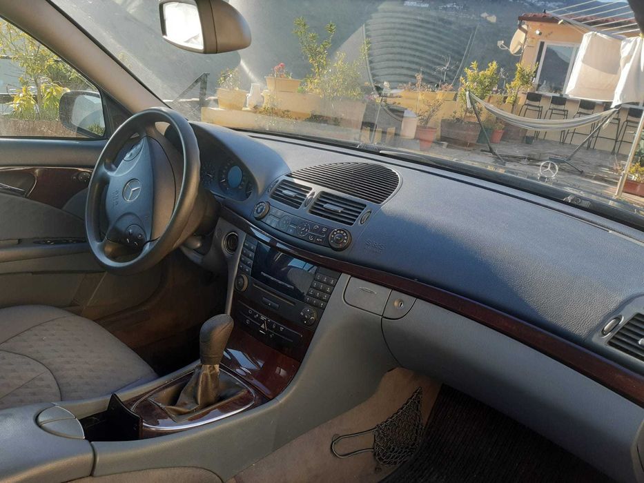"Mercedes-Benz 220: Elegância e Performance ao Seu Alcance!"