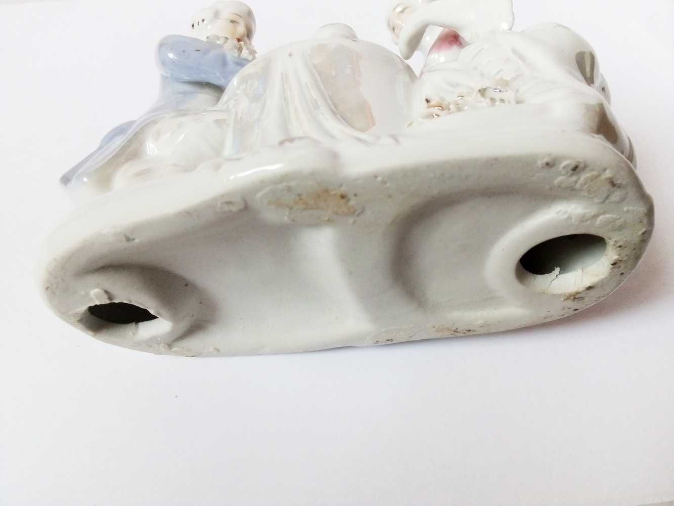 porcelanowa figurka para przy stoliku vintage