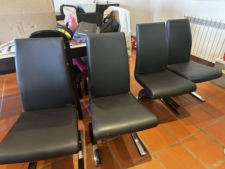 Vendo 4 cadeiras como novas.