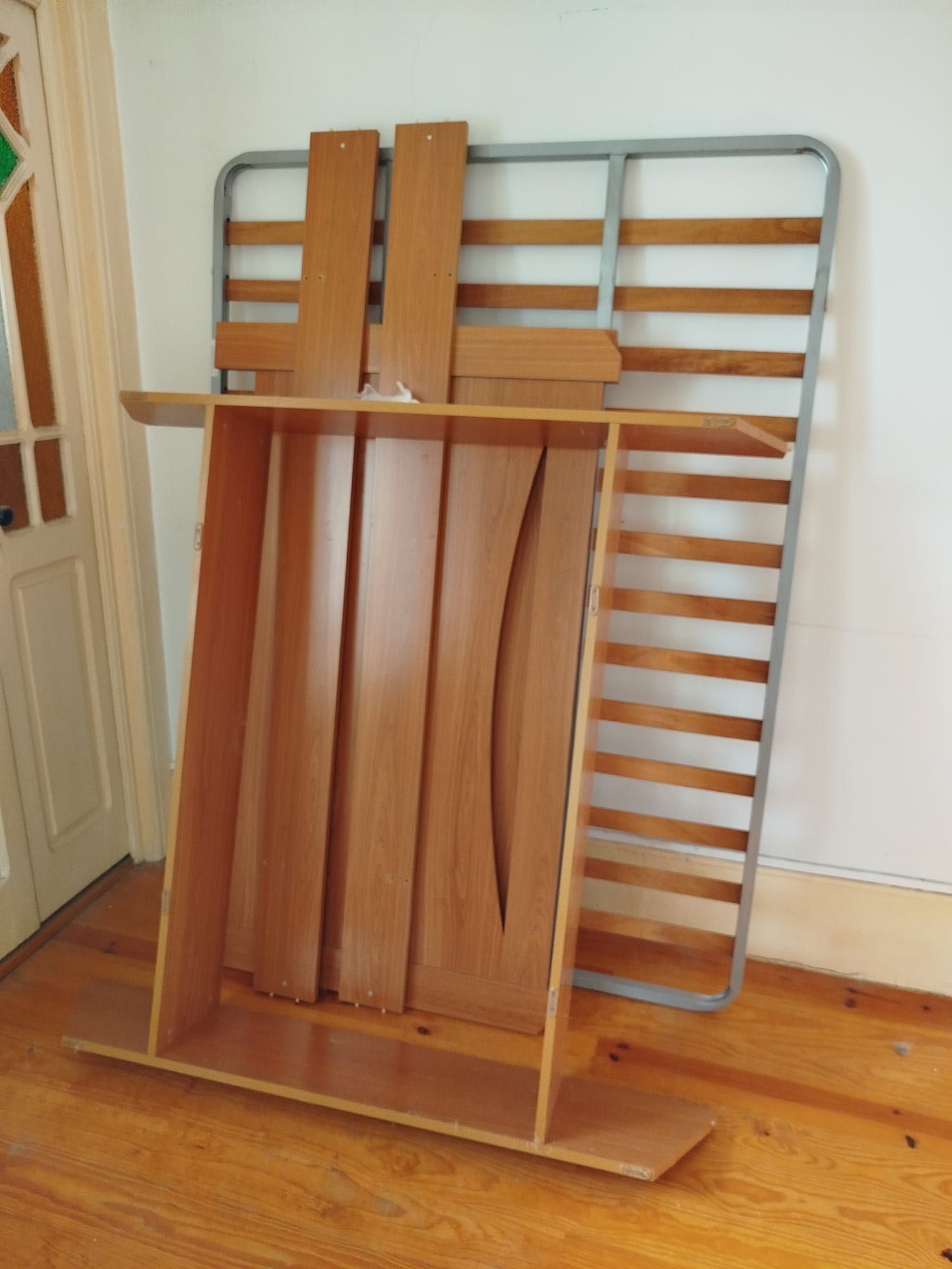 Urgente - Cama de casal 1,40x1,90m com estrado