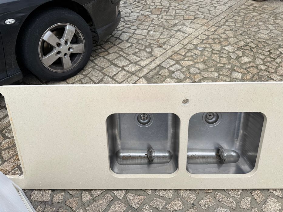 Tampo de cozinha em pedra sintética + lava-louça duplo inox