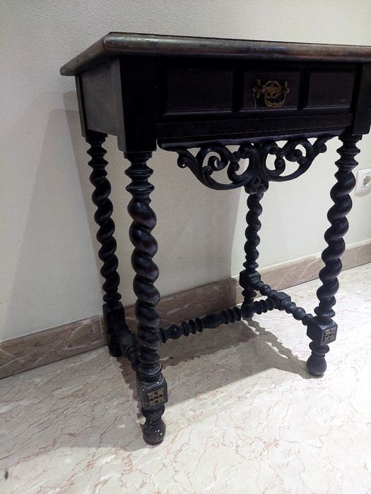 Mesa de cabeceira em pau Santo