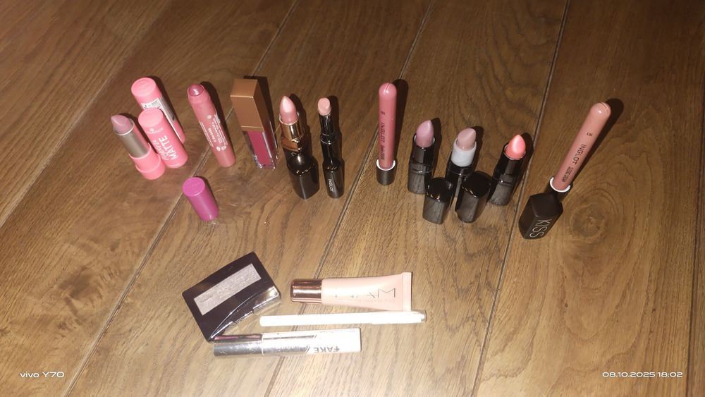 Zestaw pomadek i błyszczyków dużo gratisów