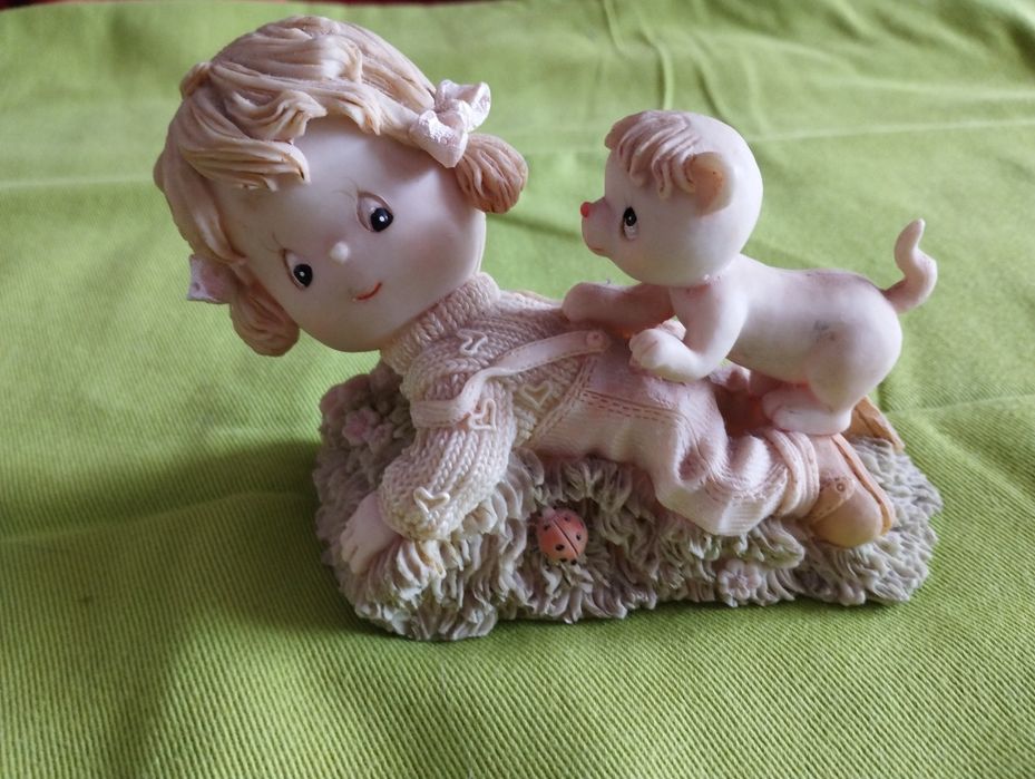 Menina com cão em resina