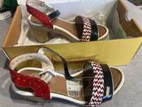 Vende se sandalias em pele