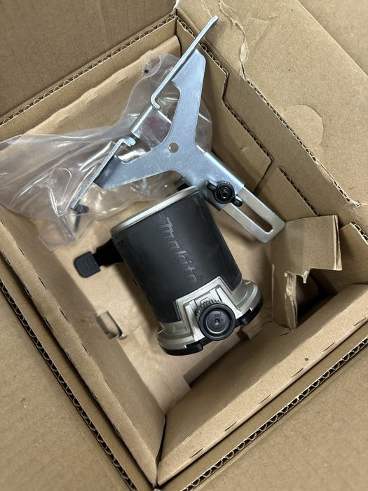 Makita RT0700C przystawka do wycinania + prowadnica rownoległa adapter