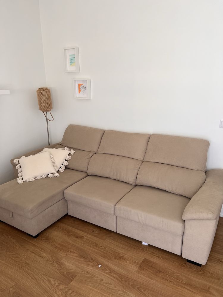 Sofá com chaise longue e arrumação