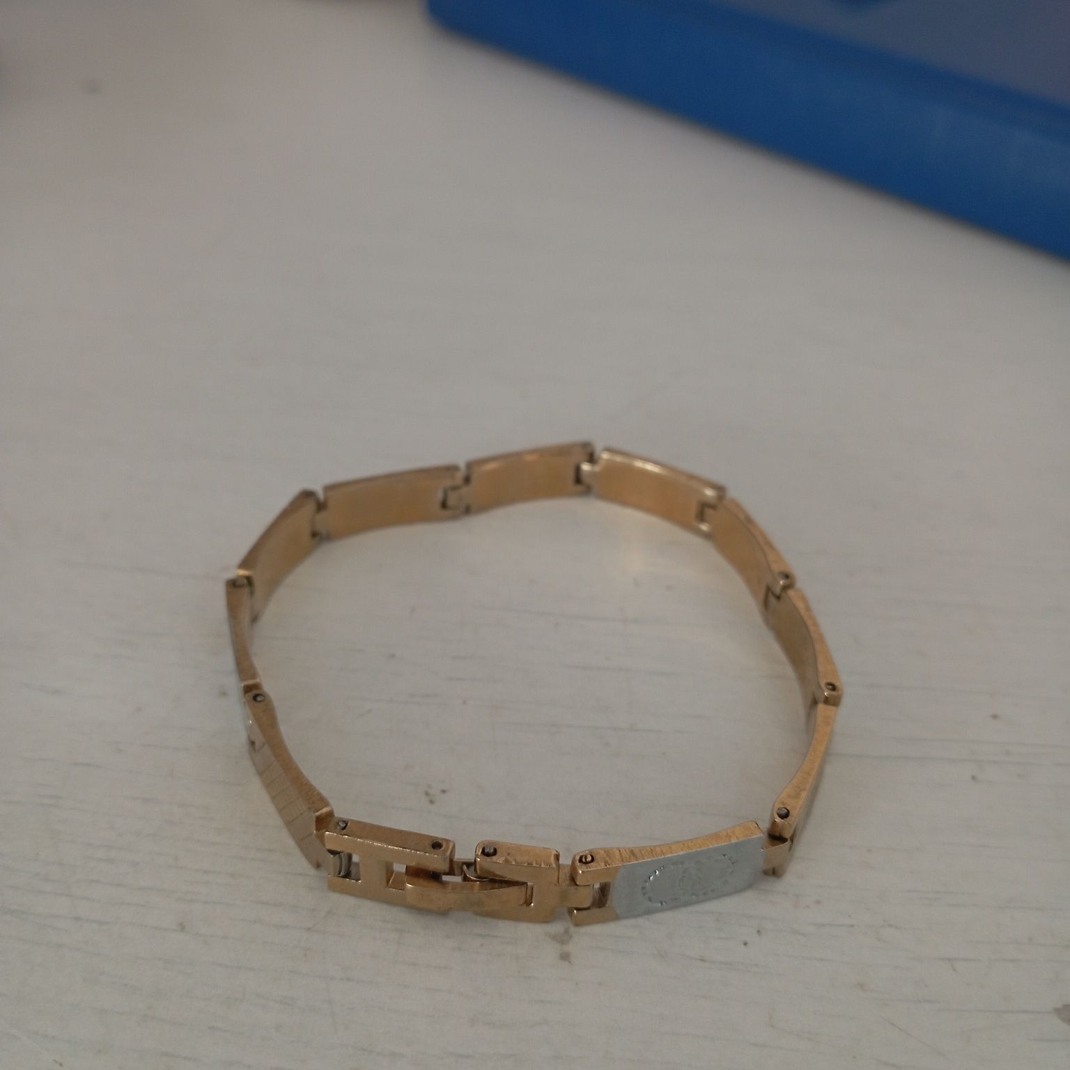 Pulseira em dourado e prateado