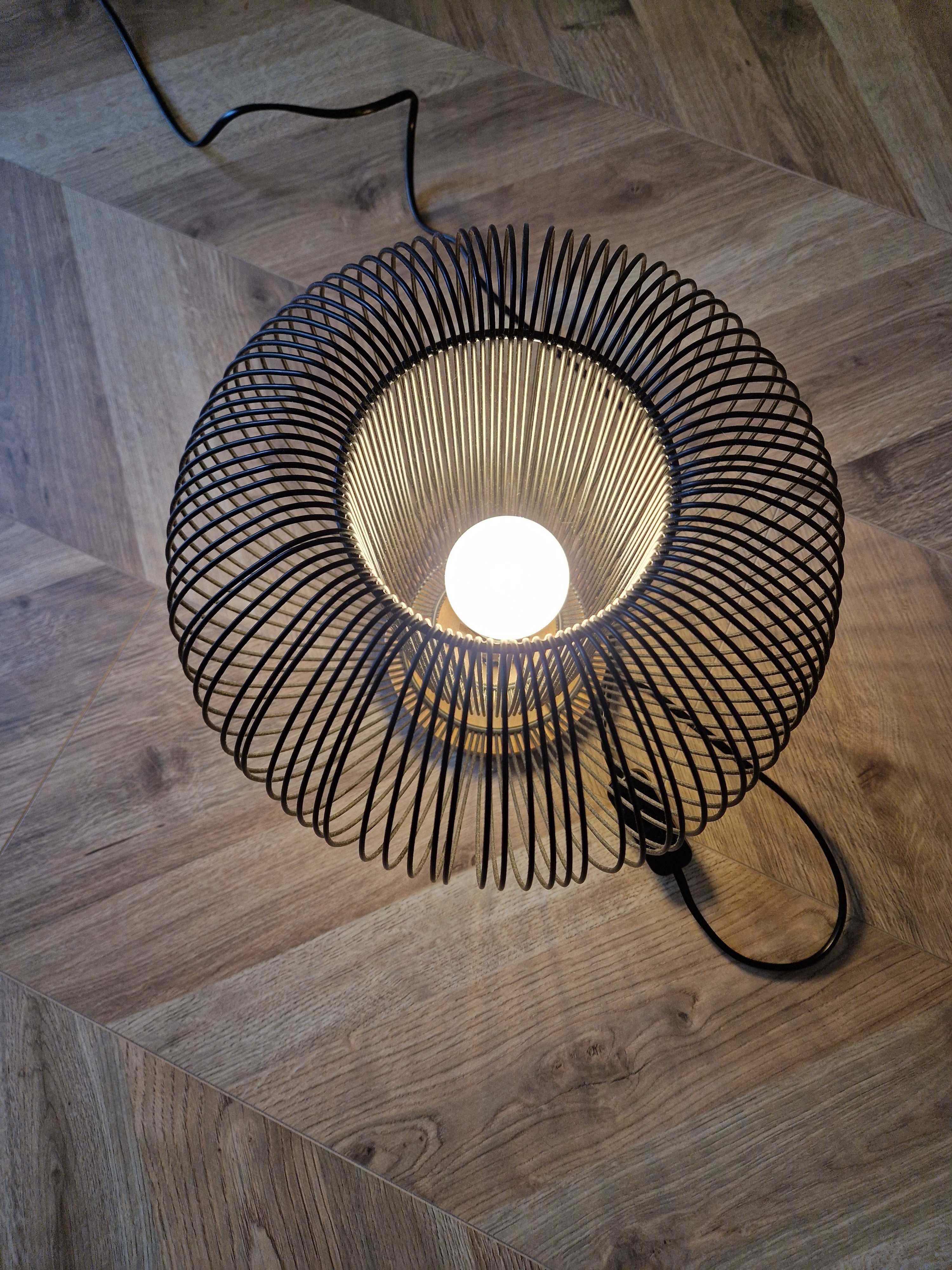 Czarna metalowa lampa stolowa