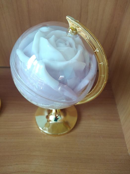 Глобус Троянда в глобусі