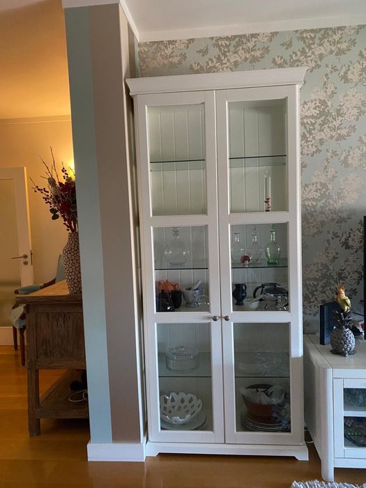Louceiro ikea na cor branca com portas de vidro