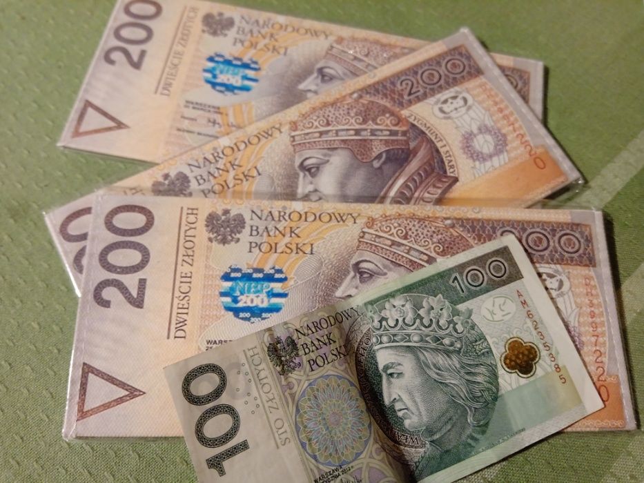 100 zł -portfel/saszetka. Extra gadżet.