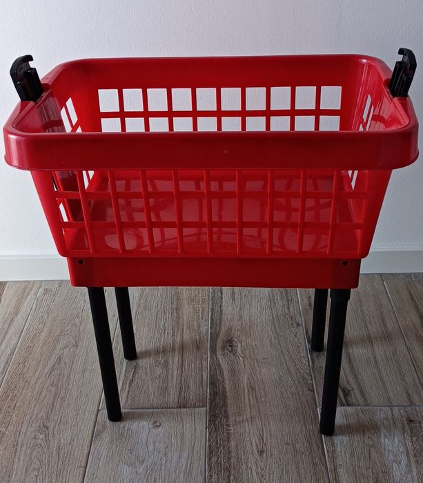 Cesto de roupa com pernas dobráveis