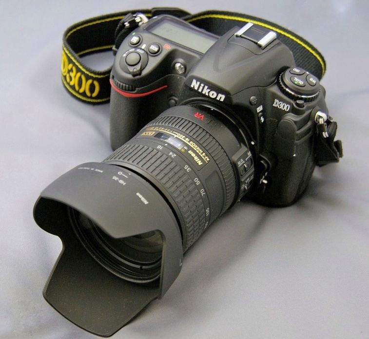 Vendo camera Nikon d300s com pouco uso. E flah Nikon sb700