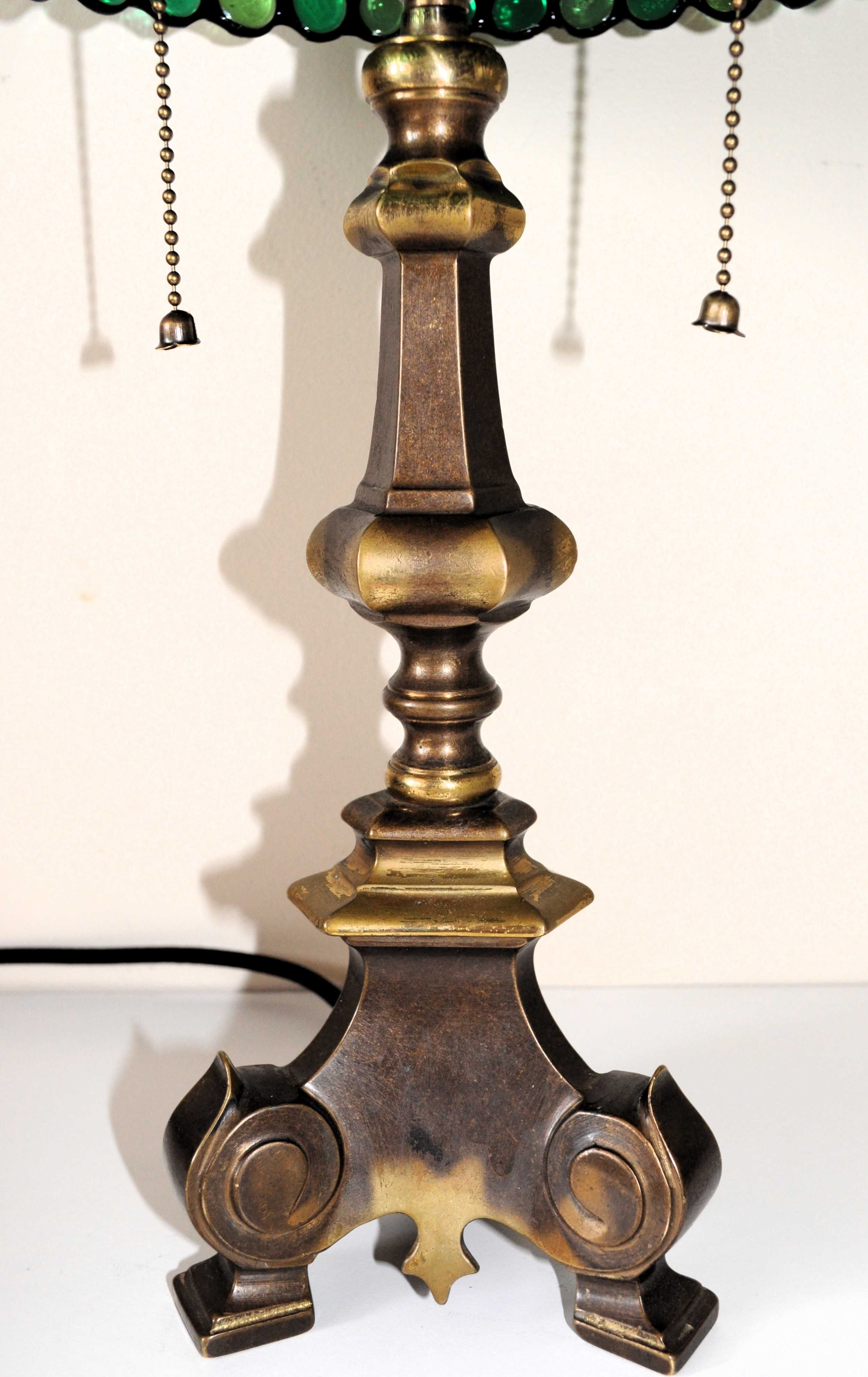 Piękna lampa witrażowa ze szklanych kaboszonów