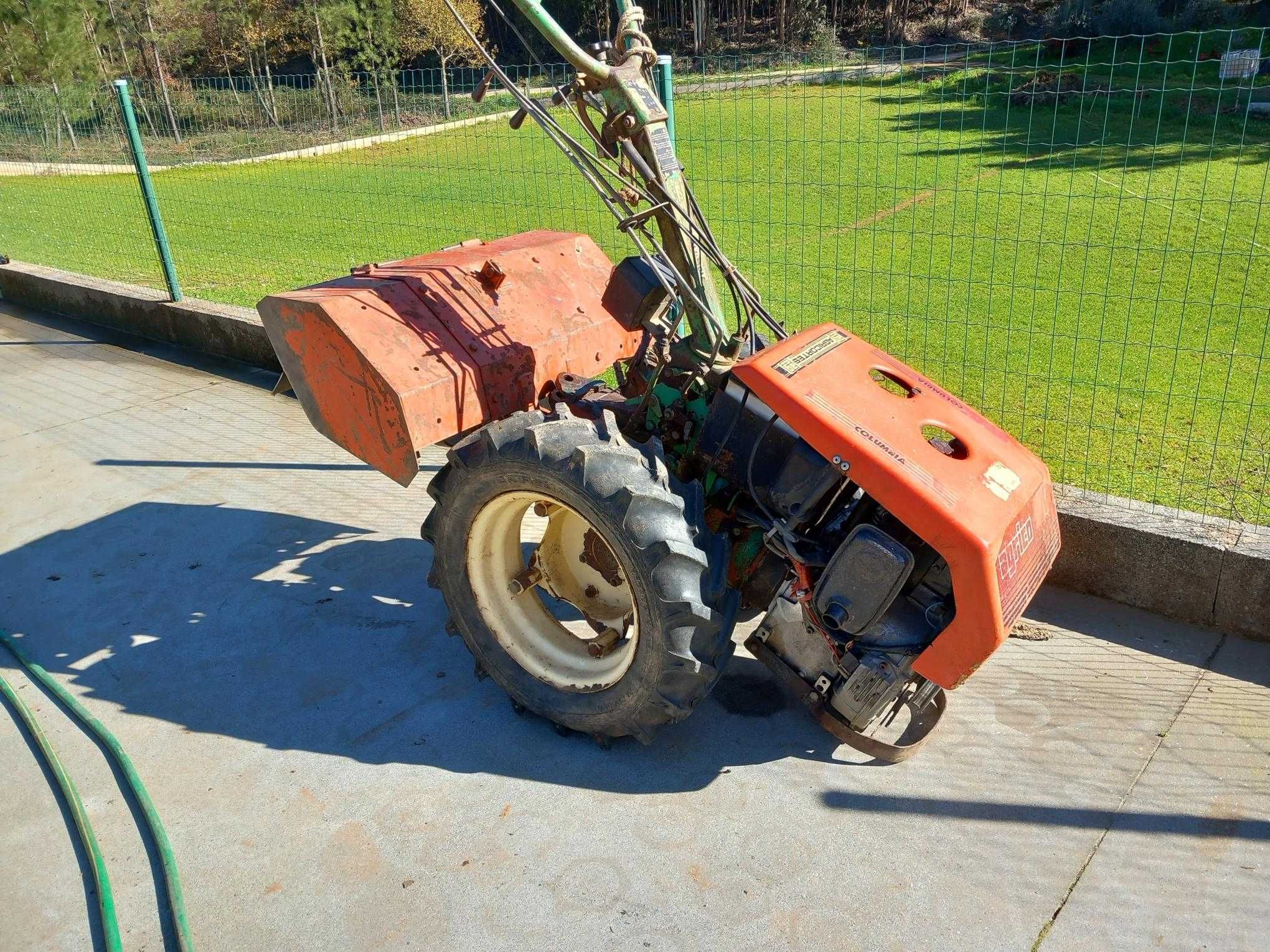 Motocultivador com reboque Charrua e frese