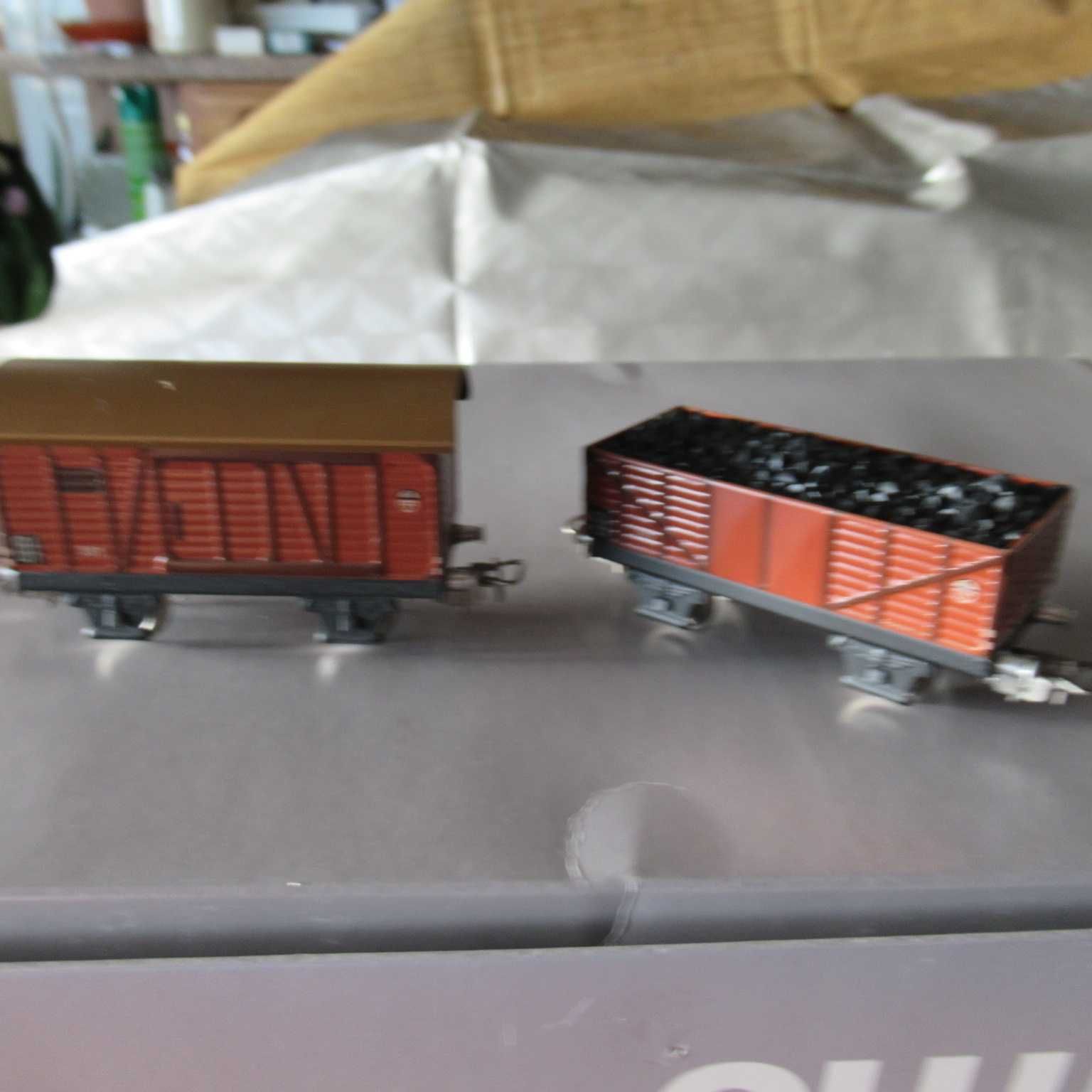 (c122/30)-Caixa  Marklin c/ 1 Locomotiva eletrica e 3 wagons novos