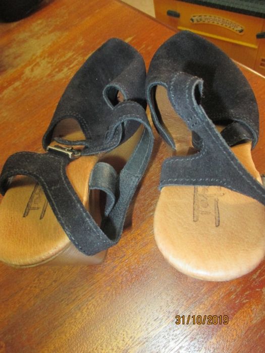 2 pares de sapatos de senhora