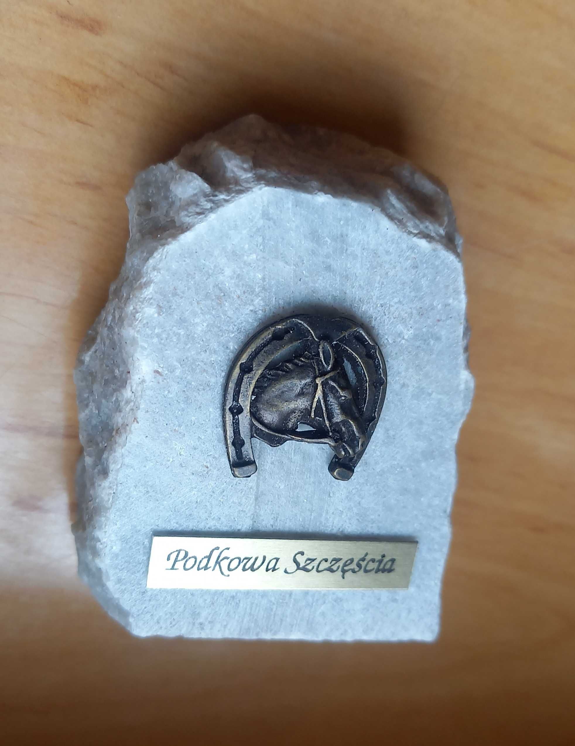 Podkowa na szczęście kamień maturzysty ósmoklasisty amulet koniarza