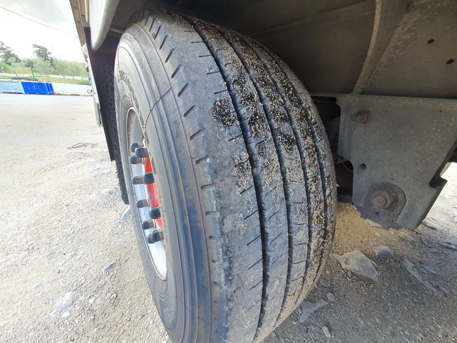 Camião Daf com reboque frigorífico.