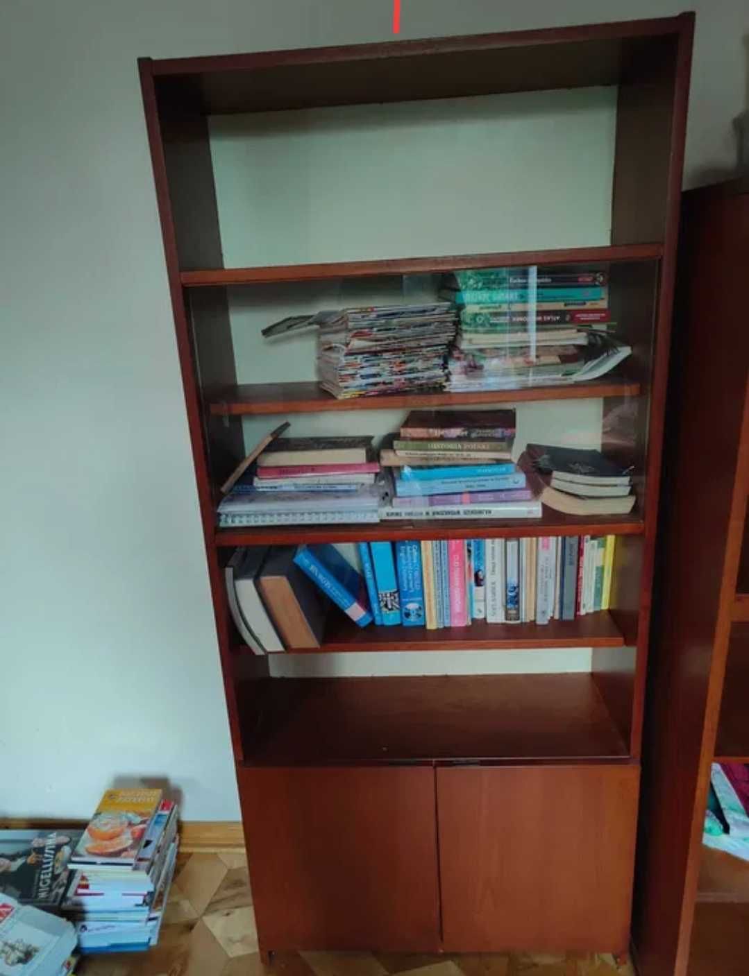 Piękny drewniany kredens