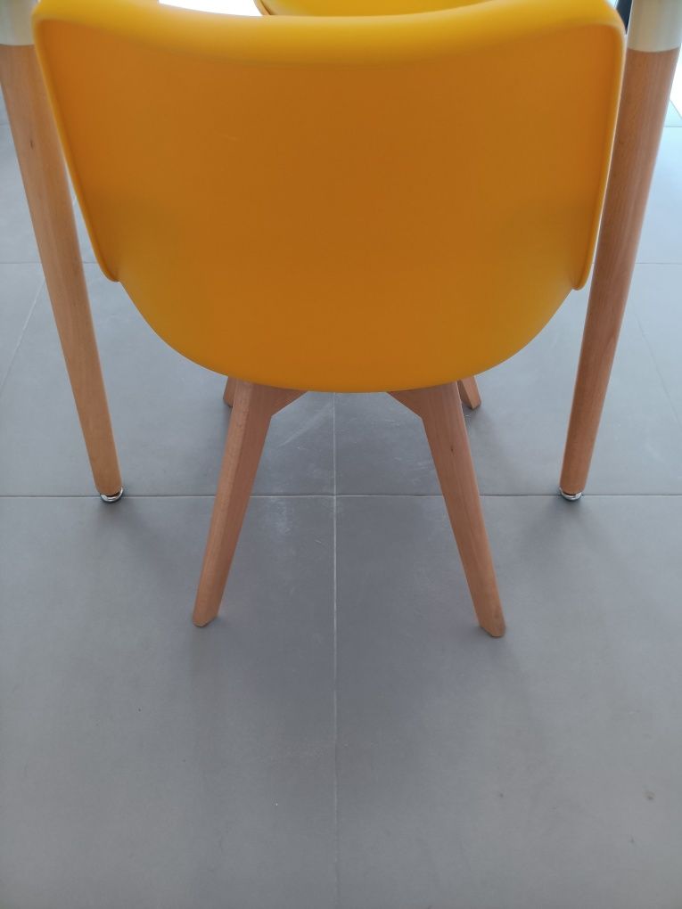 Mesa tampo lacado branco e pés em madeira faia
