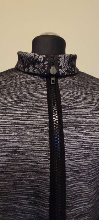 Elegancki żakiet z efektownym kołnierzem r.40