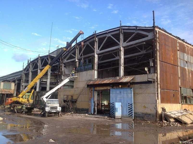 Демонтажні і земельні роботи. Демонтаж споруд, труб. Знесення будинку