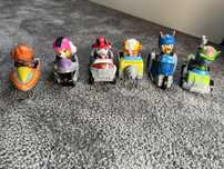 Figurki z autami psi patrol