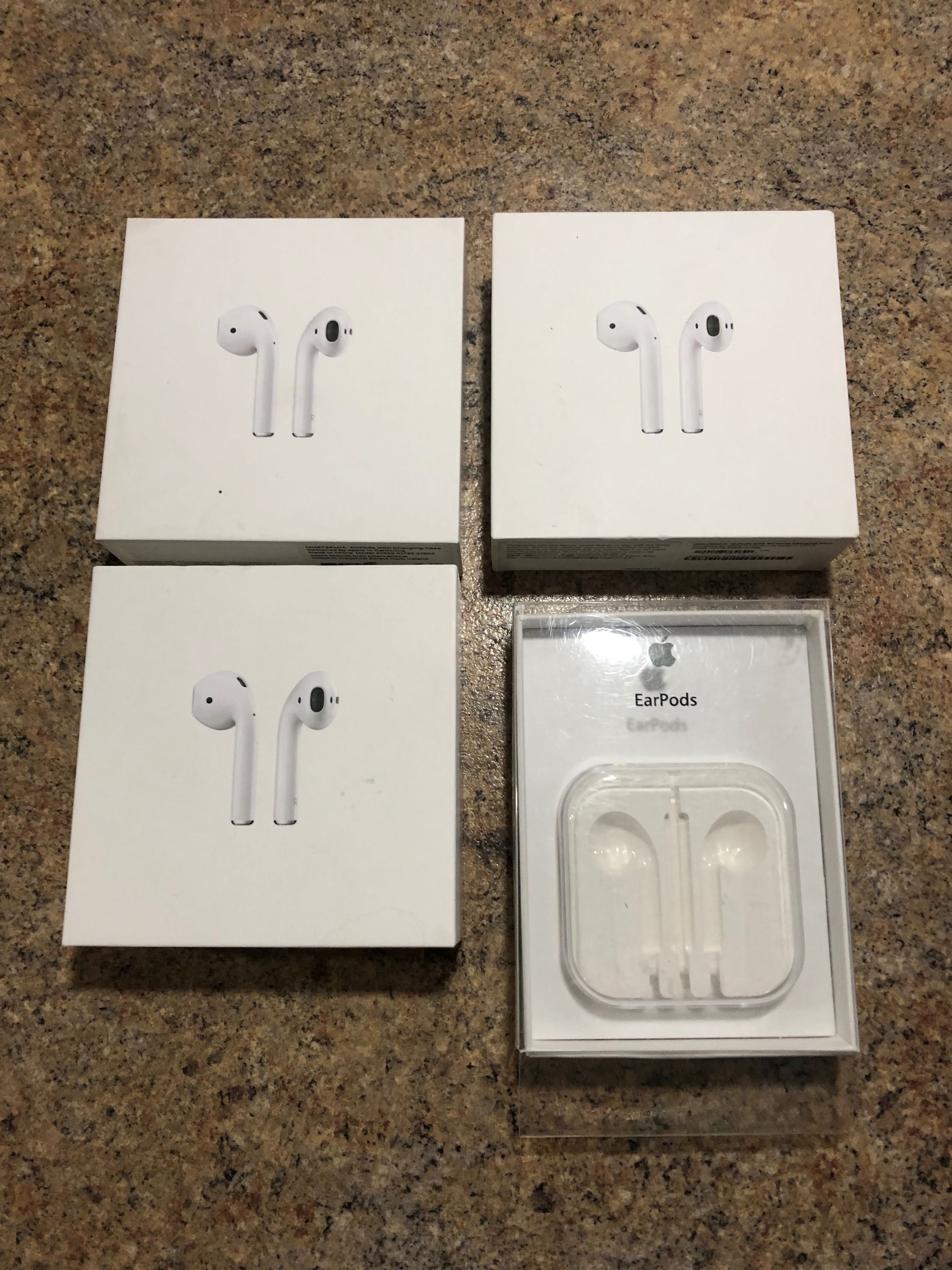 Оригінальні коробки від навушників Apple AirPods