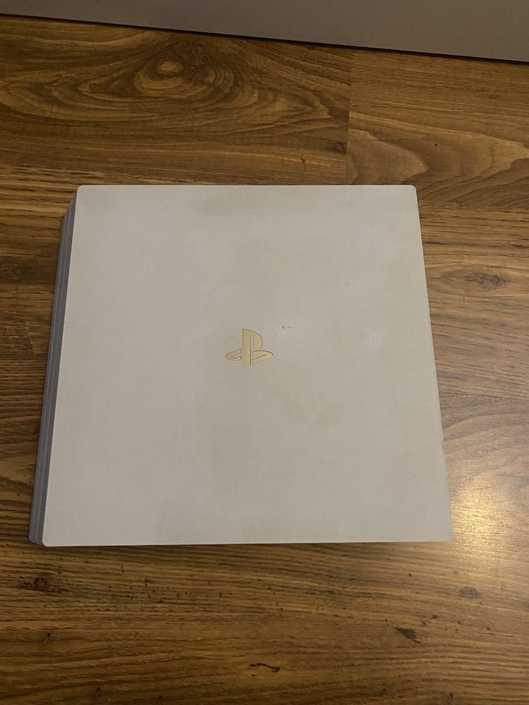 Witam mam na sprzedaz konsole Ps 4 Pro w bardzo dobrym stanie