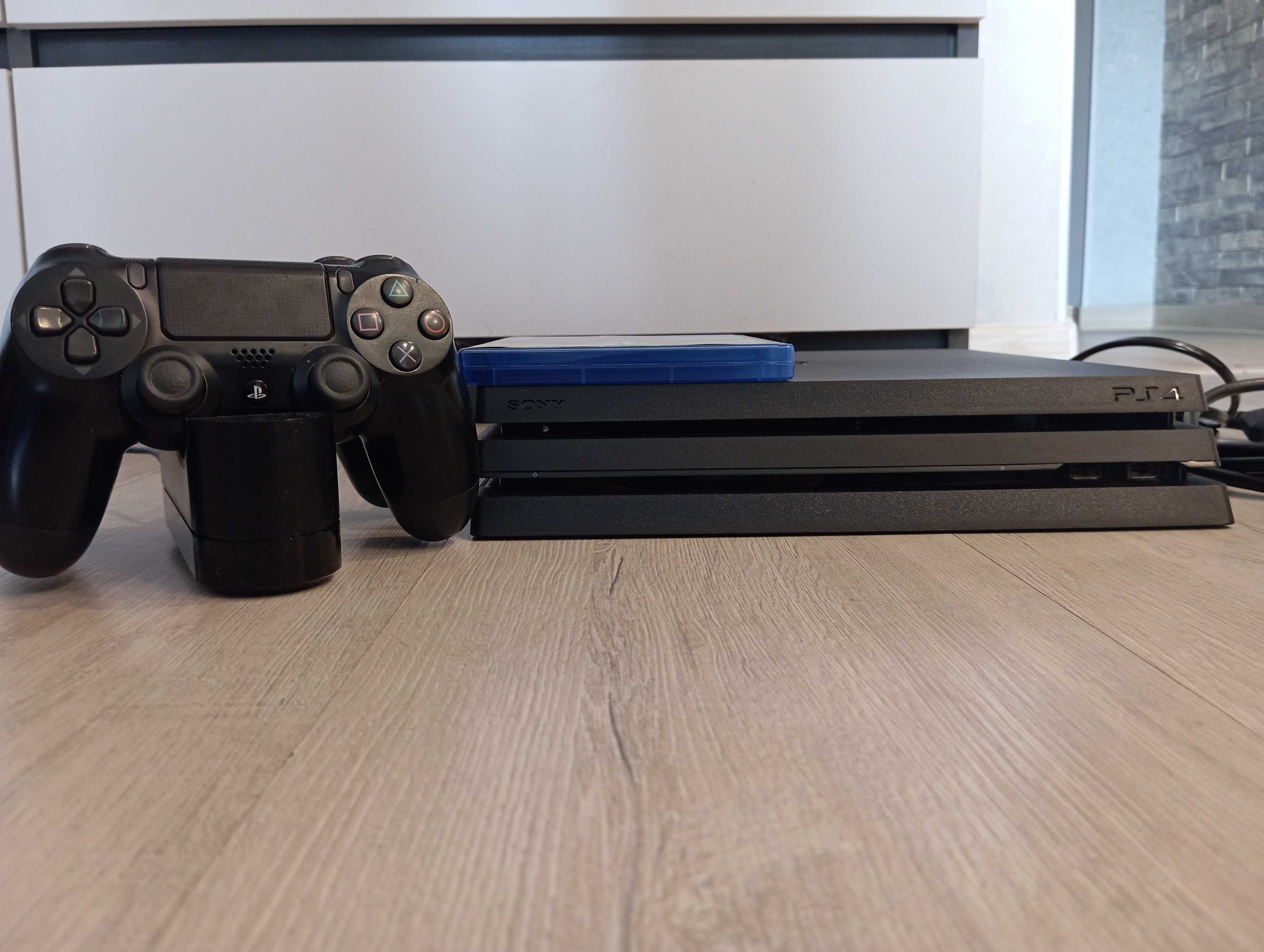 Play station 4 PRO (1 Tb) + 2 джойстика, зарядна станція, 2 диска(б/в)