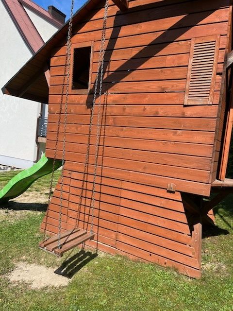 Plac zabaw z huśtawkami zjeżdżalnią i  piaskownica