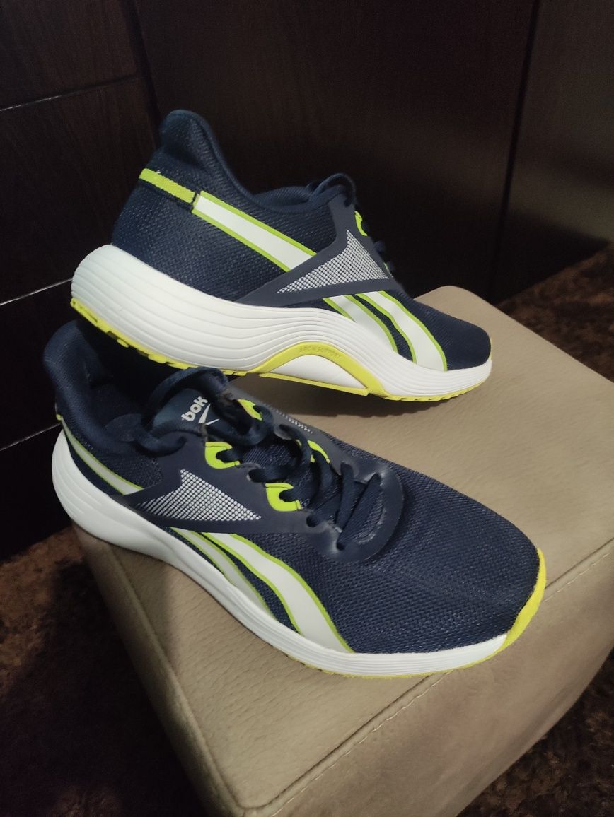 Tênis Reebok desportivo