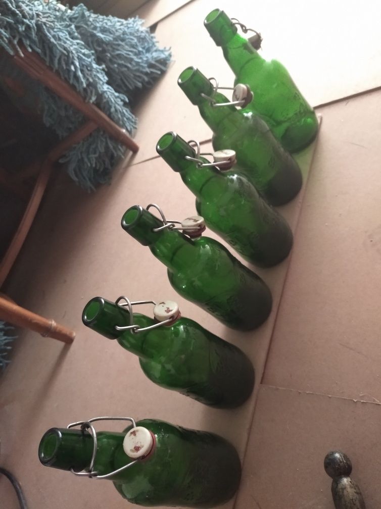 Garrafas vazias de cerveja muito antigas