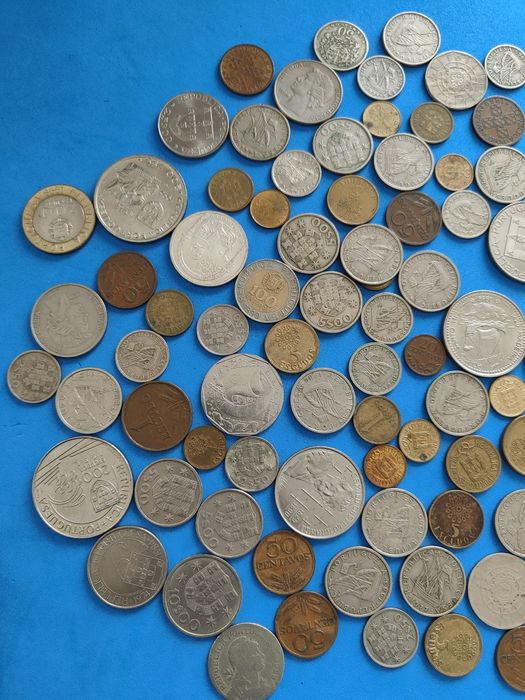 Moedas de escudos e duas notas